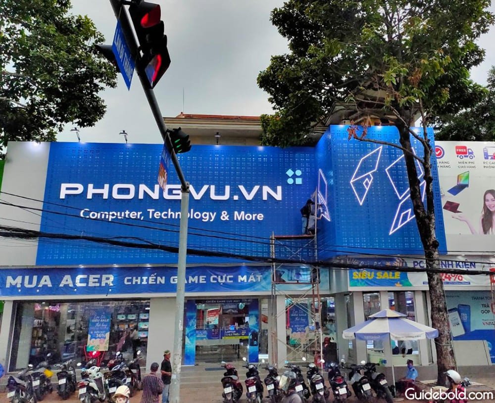 Mặt tiền cửa hàng Phong Vũ, trung tâm máy tính uy tín ở Hà Nội
