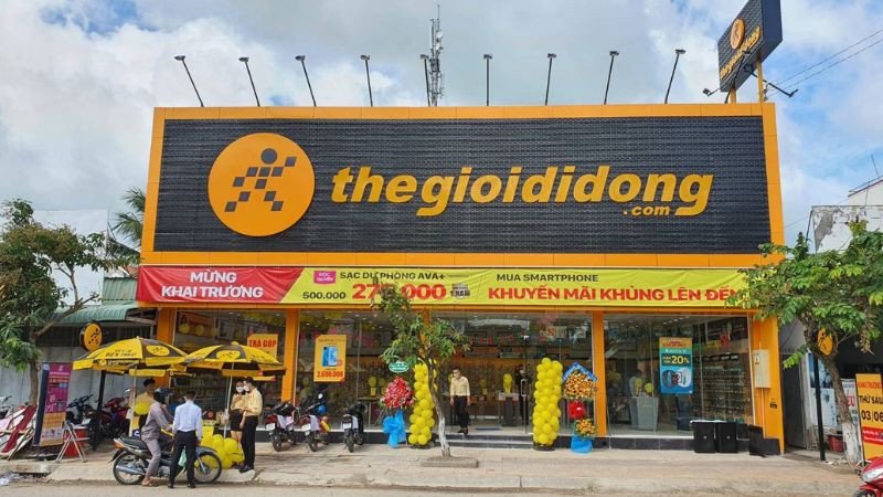 Mặt tiền cửa hàng Thegioididong, chuỗi bán lẻ thiết bị điện tử hàng đầu để mua sắm laptop.