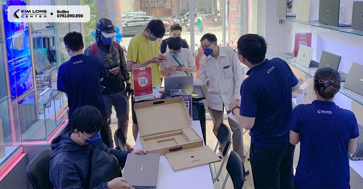 Mặt tiền một cửa hàng laptop hiện đại, sáng sủa, thu hút khách hàng tìm kiếm địa điểm mua máy tính xách tay chất lượng