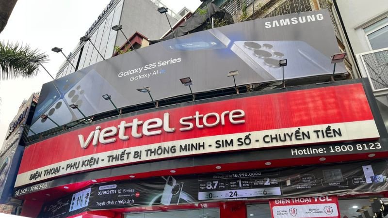 Mặt tiền Viettel Store, điểm mua sắm laptop và thiết bị công nghệ phổ biến.