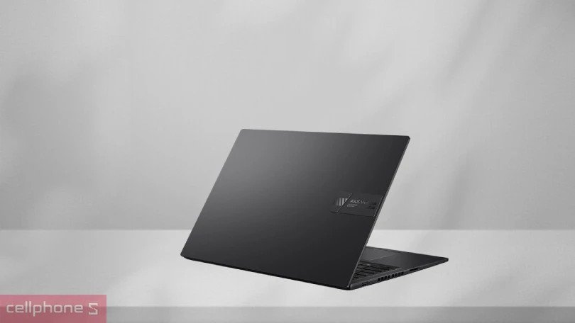 Mặt trước của laptop gaming ASUS Vivobook 16X K3605ZF-RP634W hiển thị màn hình và bàn phím đèn nền