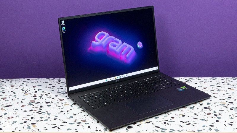 Mẫu laptop 17 inch, mang lại không gian hiển thị rộng rãi, thích hợp cho giải trí và công việc đồ họa chuyên nghiệp.