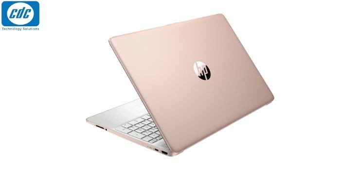 Mẫu laptop HP Pavilion màu hồng nữ tính và trẻ trung, đặt trên bàn làm việc