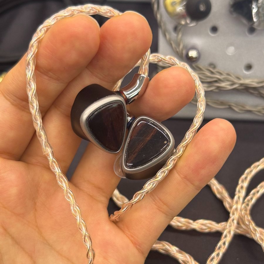 Mẫu tai nghe in-ear tùy chỉnh (CIEM) được đúc theo khuôn tai riêng, tối ưu sự thoải mái và chất lượng âm thanh.