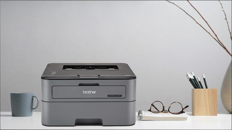 máy in Brother HL-L2321D hoạt động, minh họa kết nối với laptop