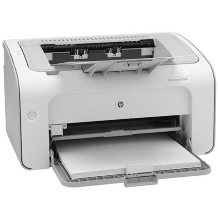 Máy in HP LaserJet P1102 đang được chuẩn bị để kết nối với laptop, minh họa quá trình cài đặt driver.