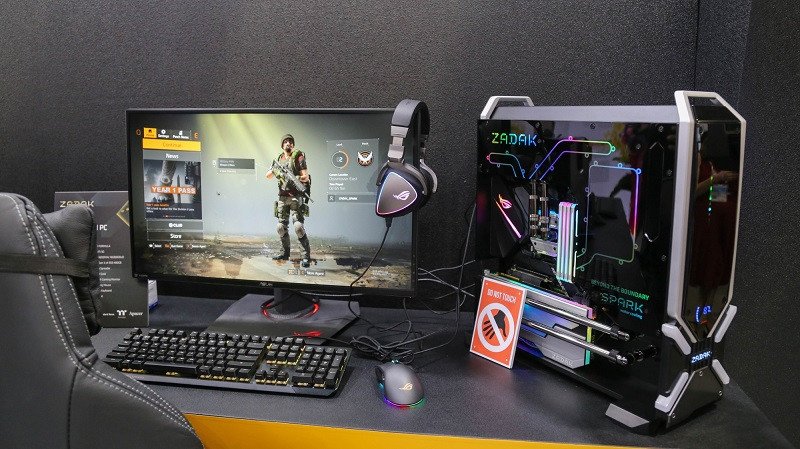 Máy tính để bàn với màn hình lớn