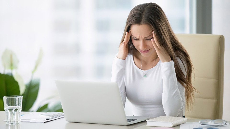 Máy tính phát ra tiếng ồn khó chịu nên cần đi vệ sinh và kiểm tra