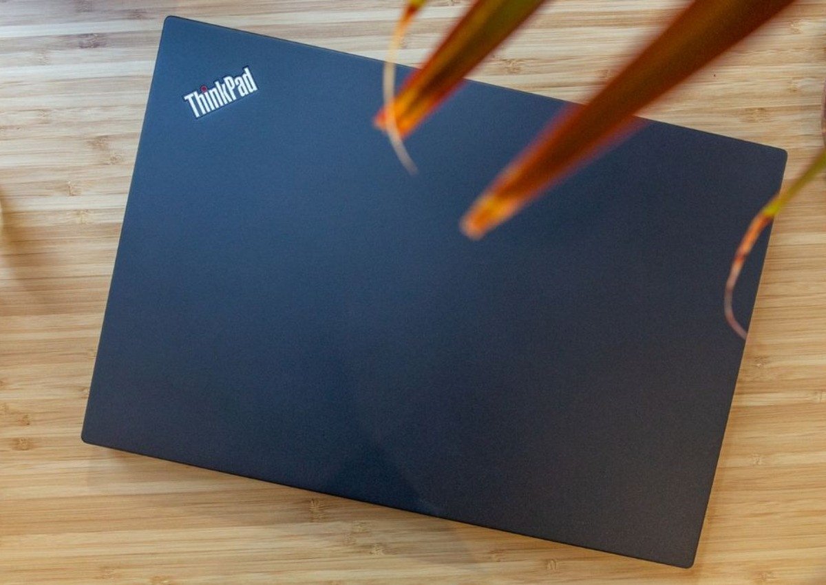 Máy tính xách tay Lenovo ThinkPad nổi bật với độ bền cao và thiết kế chuyên nghiệp, lý tưởng cho doanh nhân.