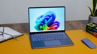 Microsoft Surface Laptop 13-inch trên bàn làm việc