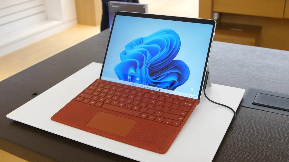 Microsoft Surface Pro 8 với bàn phím Type Cover, tối ưu hóa trải nghiệm máy tính bảng dùng như laptop