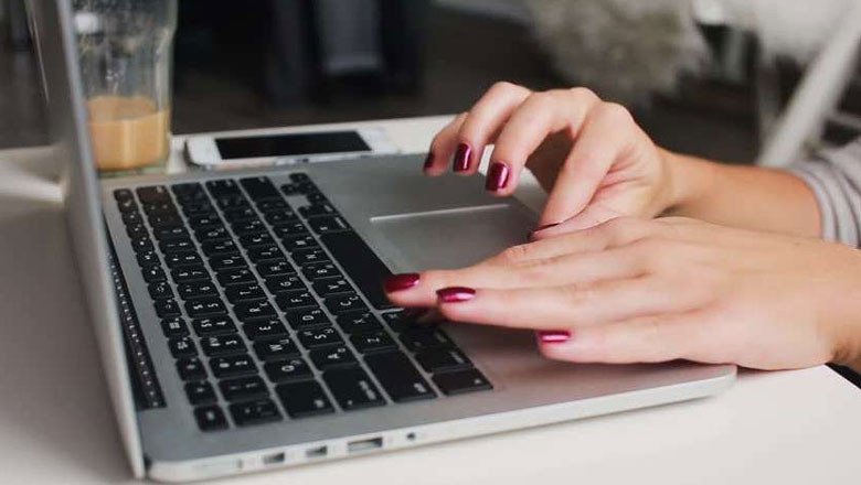 Minh họa bàn phím laptop bị loạn phím khi gõ chữ ra số và cách vệ sinh