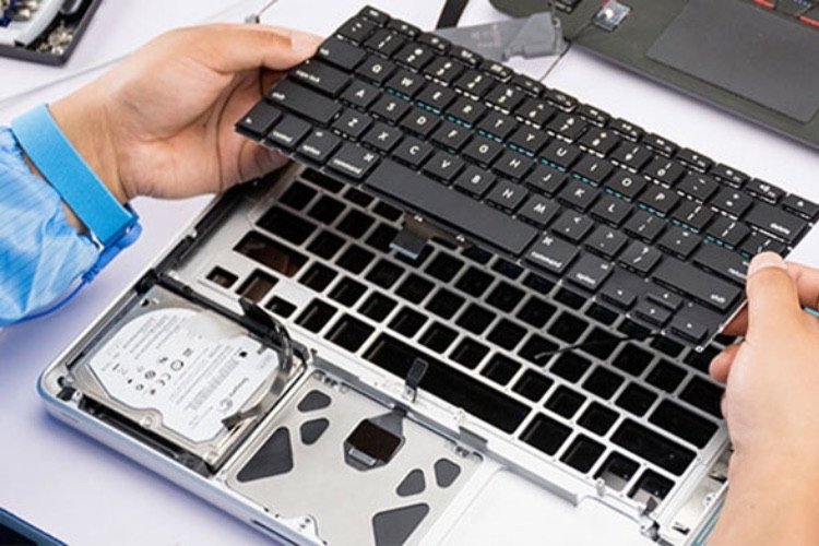 Minh họa bàn phím laptop bị lỗi với các phím không hoạt động, cần xem xét sửa hoặc thay mới.