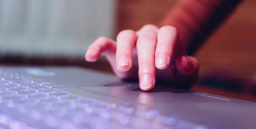 Minh họa các nguyên nhân gây lỗi touchpad laptop không click được như xung đột hệ điều hành, driver hay phần cứng