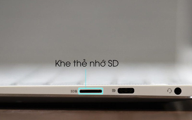 Minh họa cách cắm thẻ nhớ SD vào laptop đúng chiều