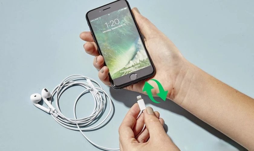 Minh họa cách cắm và rút tai nghe có dây để tắt chế độ tai nghe ở iPhone