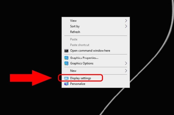 Mở Display settings từ Desktop để chỉnh sửa hướng màn hình laptop quay ngược trên Windows 10