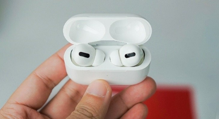Mở hộp sạc AirPods và nhấn giữ nút cài đặt để kích hoạt chế độ ghép nối Bluetooth với laptop
