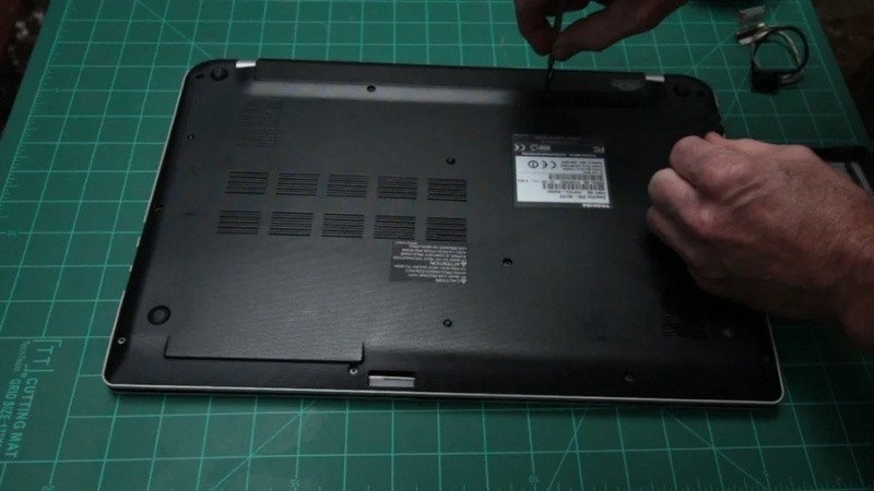 Mở mặt lưng laptop để tiếp cận các linh kiện và sửa cáp màn hình