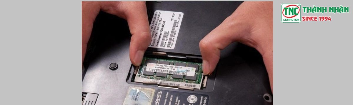 Mở nắp lưng laptop để tiếp cận khe cắm RAM