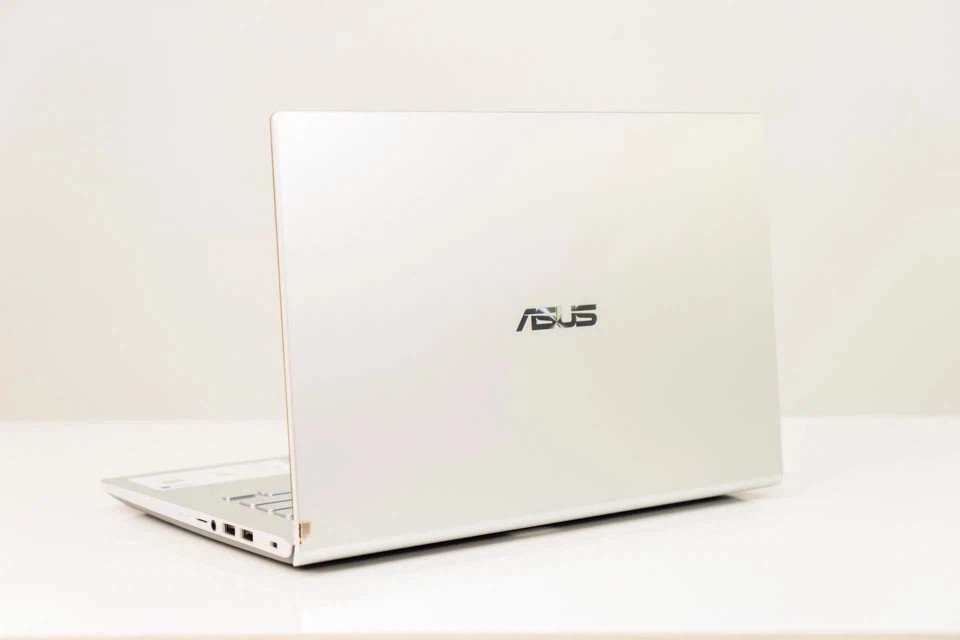 Mô tả một chiếc laptop gaming giá rẻ dưới 7 triệu đã qua sử dụng, đang chạy một tựa game.