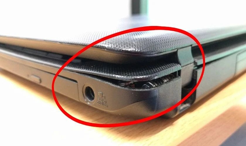 Mô tả tình trạng bản lề laptop bị gãy và những dấu hiệu dễ thấy