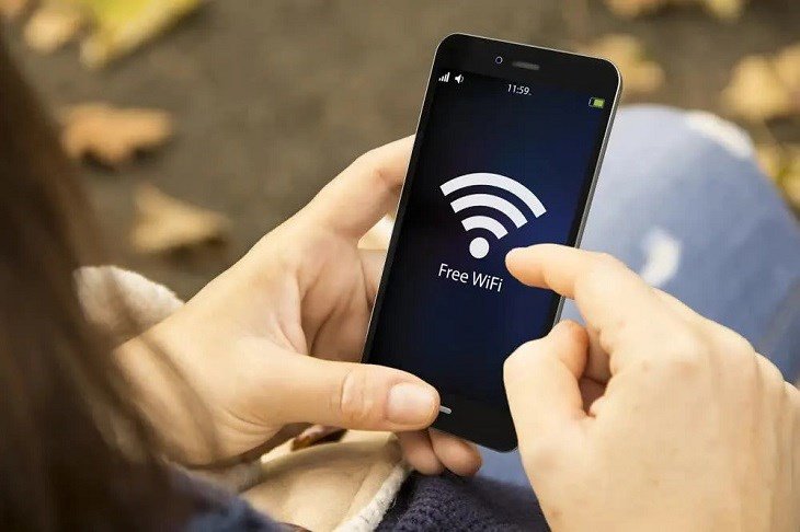 Môi trường đông người với nhiều thiết bị kết nối gây nhiễu sóng, ảnh hưởng đến khả năng laptop bắt Wi-Fi