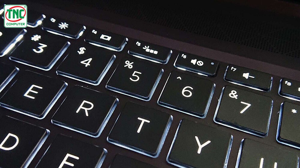 Một bàn phím laptop không sáng đèn, tượng trưng cho các lỗi khiến đèn bàn phím laptop không bật được.