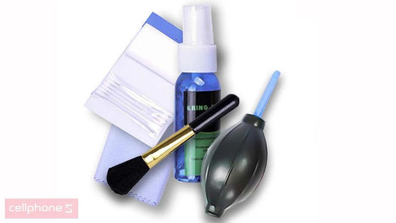 Một bộ dụng cụ vệ sinh laptop đầy đủ với bình xịt, cọ và khăn lau.