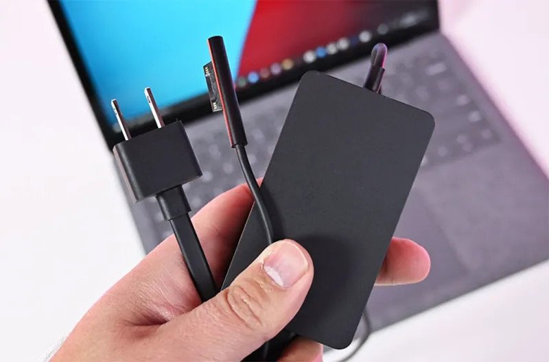 Một bộ sạc laptop được cắm vào ổ điện