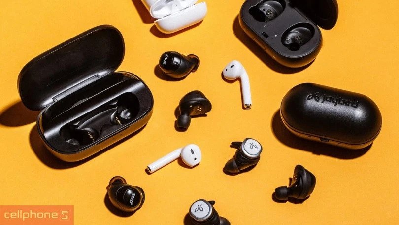 Một cặp tai nghe bluetooth in-ear giá rẻ dưới 200k màu trắng đang đặt trên bàn, thể hiện thiết kế nhỏ gọn và hiện đại.