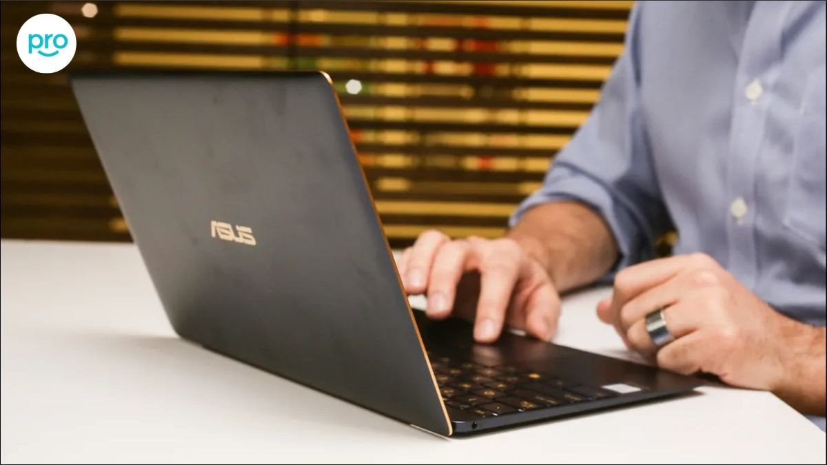 Một chiếc ASUS Zenbook màu xanh đen với màn hình OLED rực rỡ