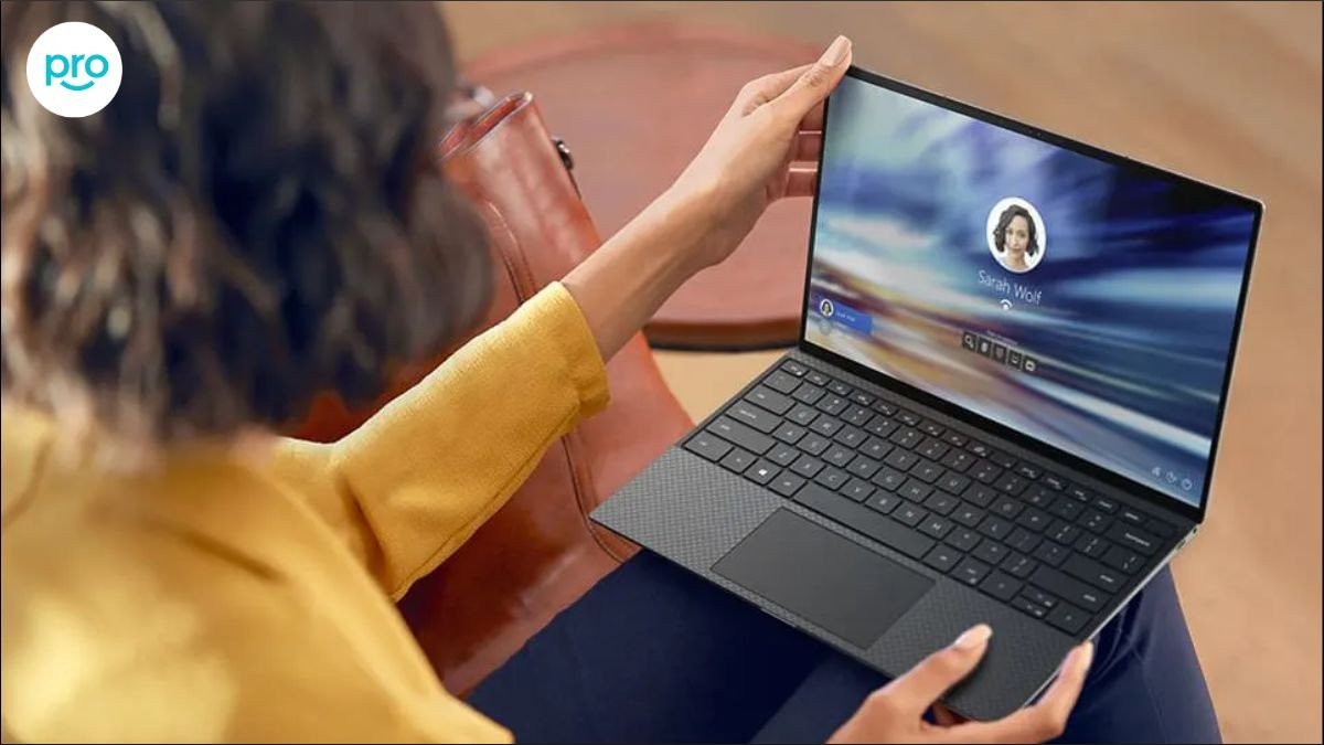 Một chiếc Dell XPS 13 màu trắng với thiết kế viền màn hình siêu mỏng