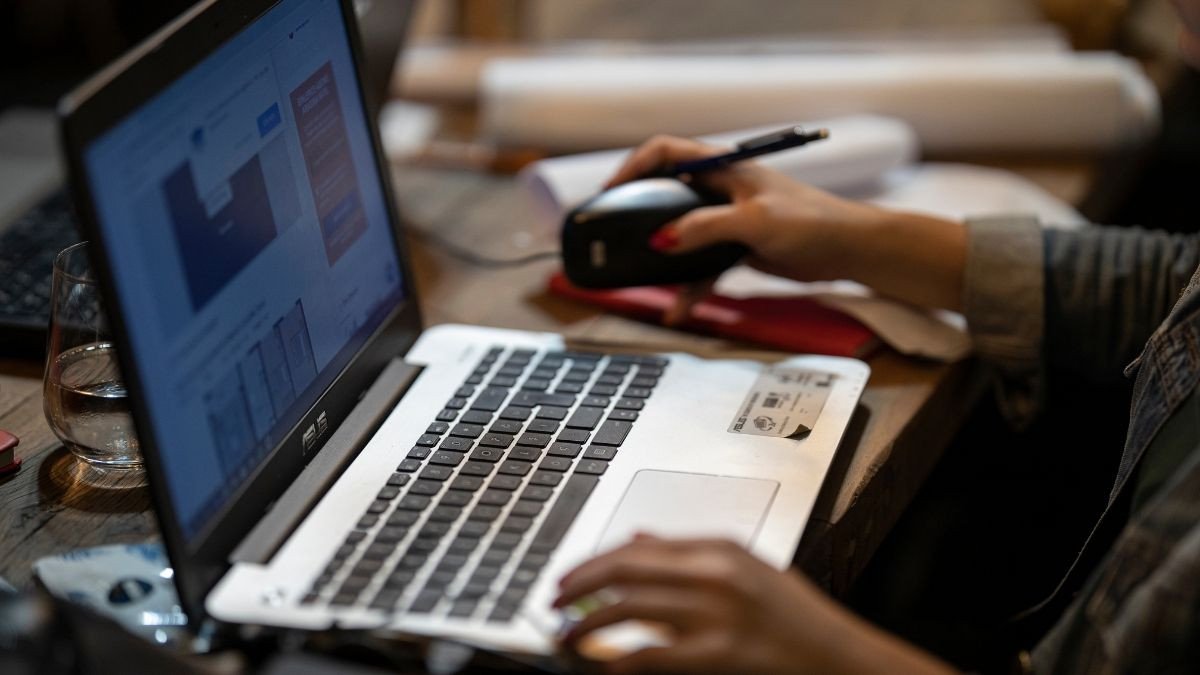 Một chiếc laptop 14 inch với màn hình hiển thị sống động, thể hiện rõ màn hình laptop 14 inch là bao nhiêu cm trên tổng thể máy.