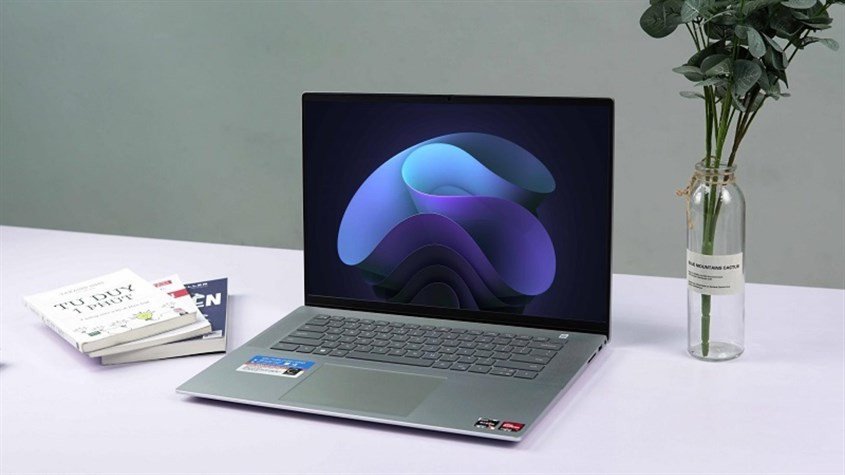 Một chiếc laptop 16 inch kích thước với viền màn hình mỏng, hiển thị rõ nét trên bàn làm việc.