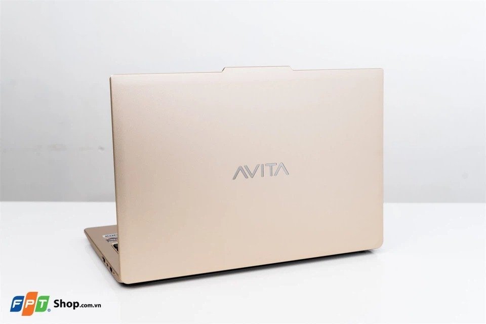 Một chiếc laptop Avita đang được sử dụng, minh họa cho mức giá tầm trung và sự tiếp cận của sản phẩm đến nhiều phân khúc khách hàng.