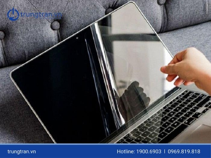 Một chiếc laptop bị nóng với hơi nóng bốc ra, minh họa cho tình trạng quá nhiệt của laptop mới mua