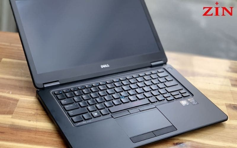 Một chiếc laptop Dell cũ với thiết kế hiện đại, thể hiện sự bền bỉ và hiệu năng tốt của các mẫu bán laptop cũ.