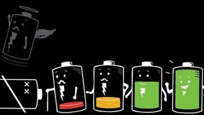 Một chiếc laptop Dell đang hiển thị pin yếu, minh họa quá trình sử dụng cạn pin laptop Dell để chuẩn bị xả pin.