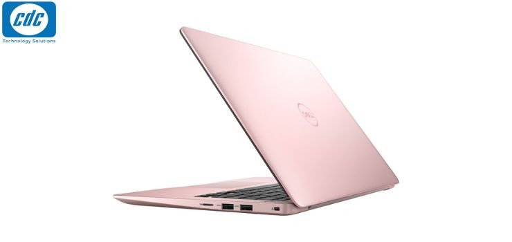 Một chiếc laptop Dell Inspiron màu hồng hiện đại với màn hình mở, đặt trên bàn làm việc