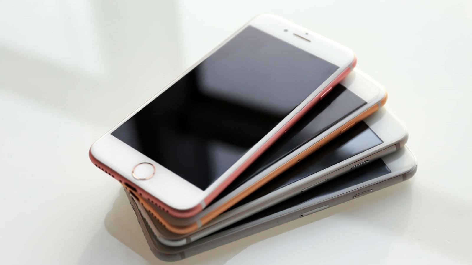 Một chiếc laptop hàng lướt với màn hình sáng