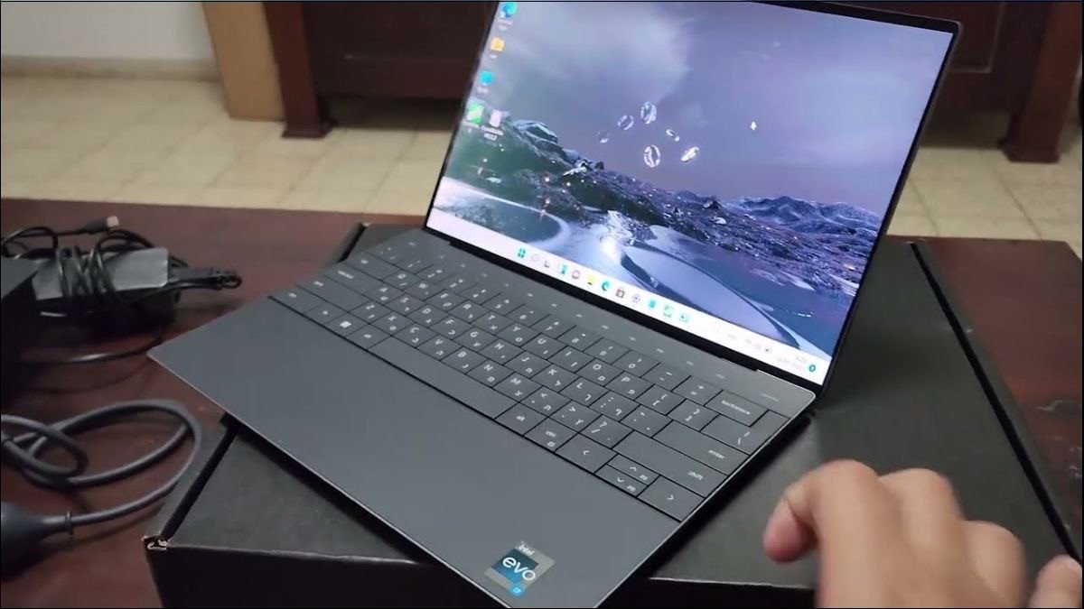 Một chiếc laptop hiện đại đang mở nắp, minh họa tính năng tự khởi động khi mở nắp tiện lợi nhưng đôi khi gây phiền toái