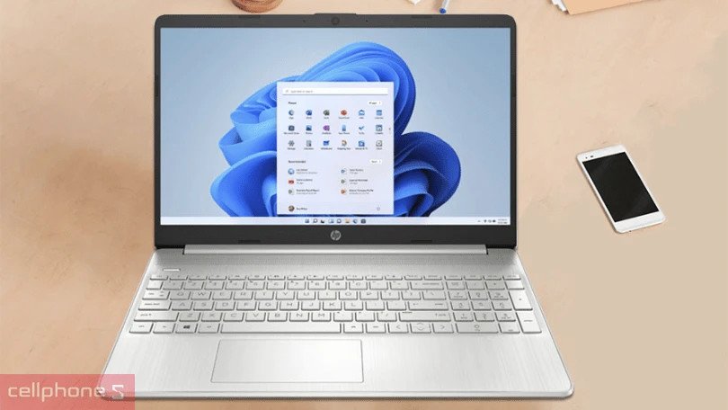 Một chiếc laptop HP màu trắng trên bàn, với thiết kế hiện đại và mỏng nhẹ