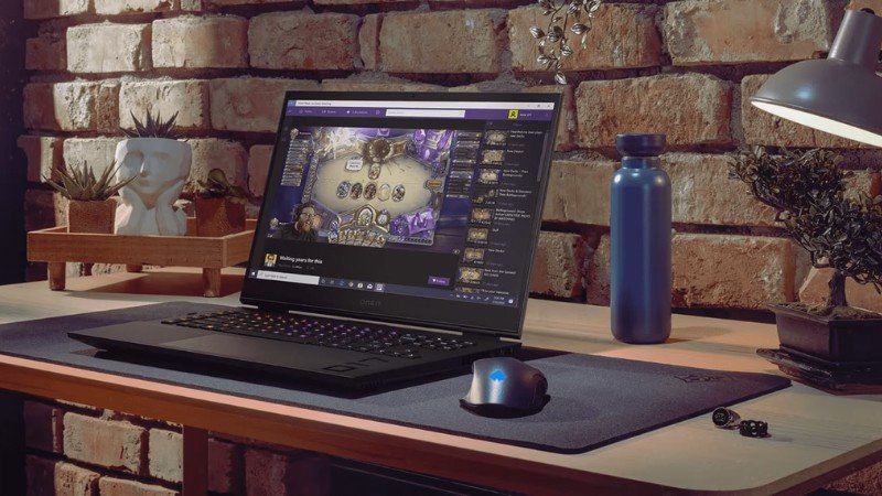 Một chiếc laptop HP Omen với bàn phím có đèn nền RGB, hiển thị một tựa game sống động trên màn hình