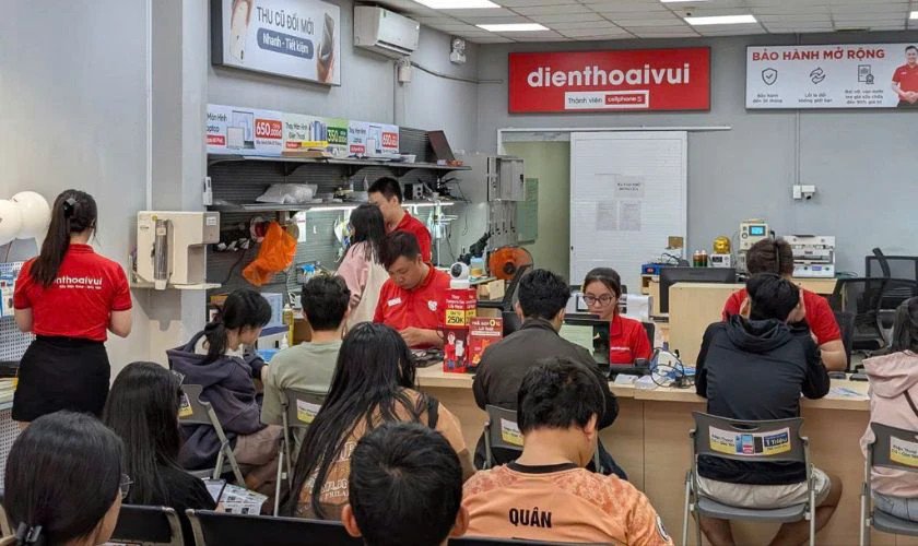 Một chiếc laptop Lenovo đang được kiểm tra và sửa chữa bàn phím tại trung tâm dịch vụ