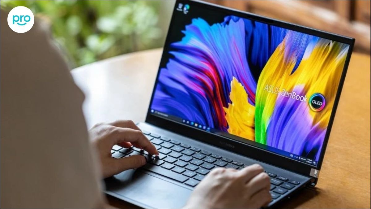 Một chiếc laptop mỏng nhẹ 12 inch màu bạc trên bàn làm việc