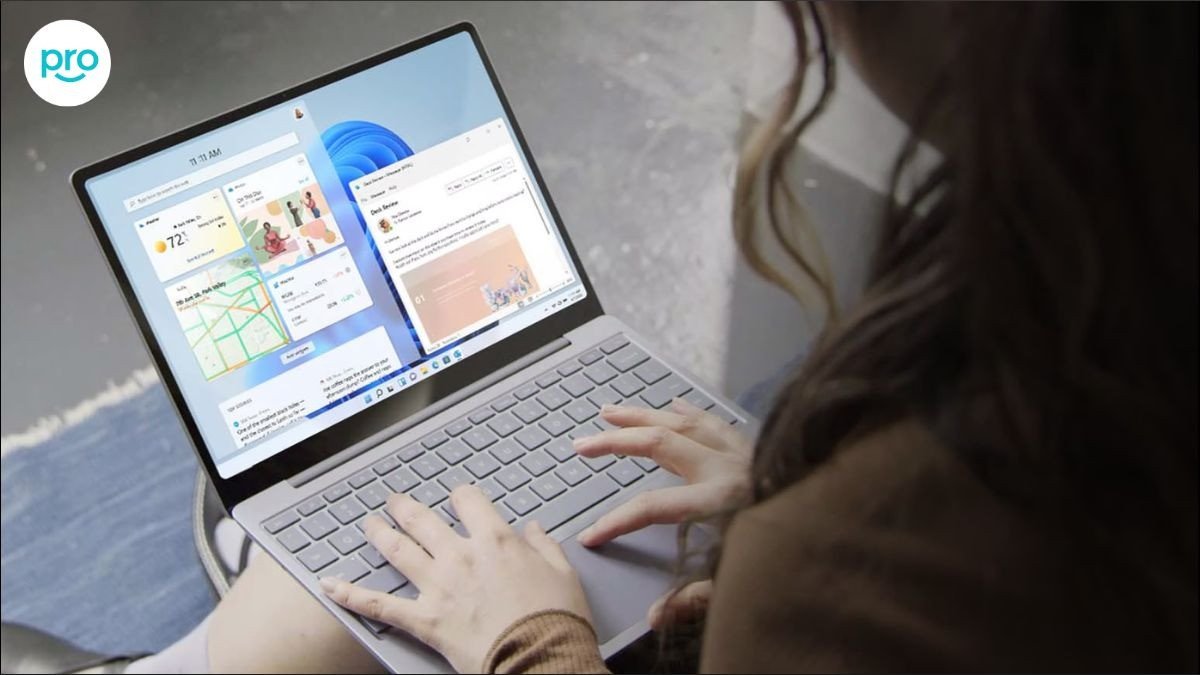 Một chiếc laptop mỏng nhẹ với thời lượng pin dài đang được sạc bằng cáp USB-C