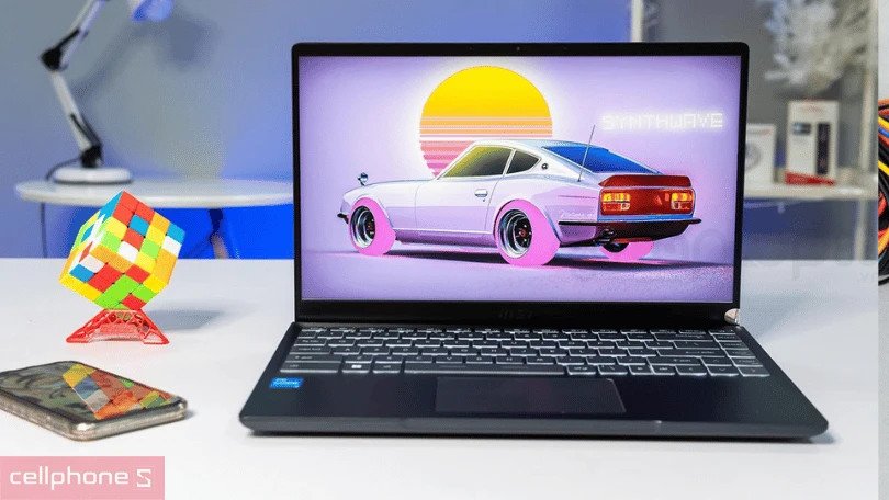 Một chiếc laptop MSI màu xám trên bàn, với logo đặc trưng và vẻ ngoài mạnh mẽ