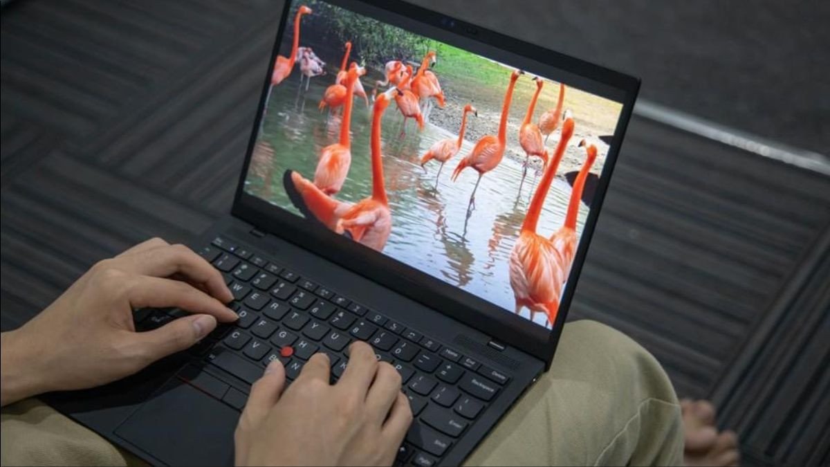 Một chiếc Lenovo ThinkPad X1 Nano màu đen với thiết kế bền bỉ và trọng lượng siêu nhẹ