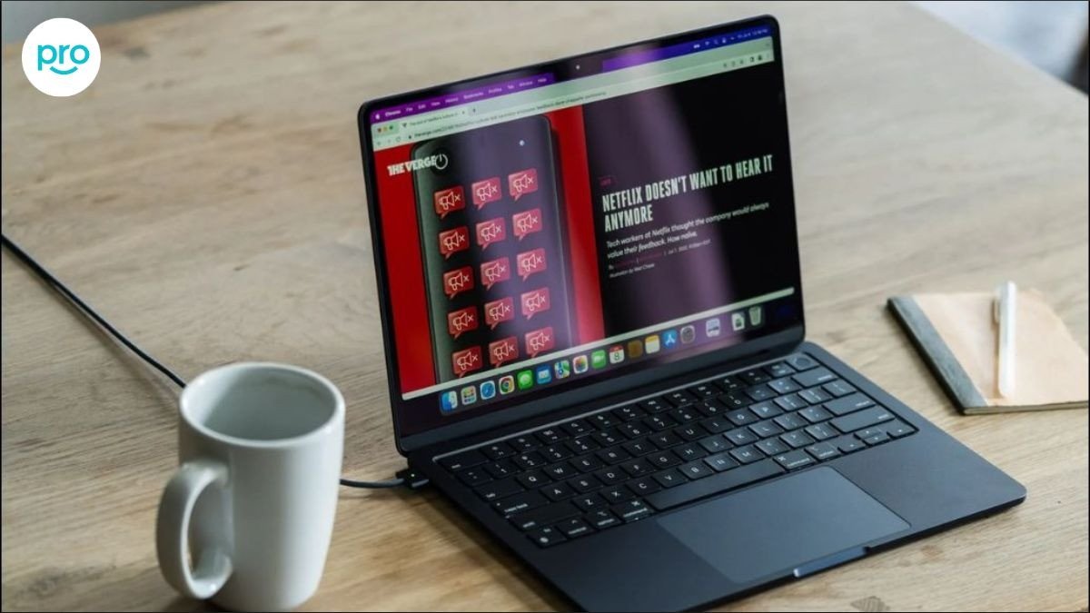 Một chiếc MacBook Air M2 màu bạc với màn hình đang hiển thị logo Apple